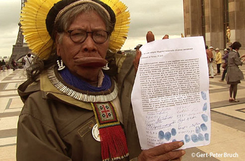 Chief Raoni with Petition. Photo by Gert Peter Bruch.